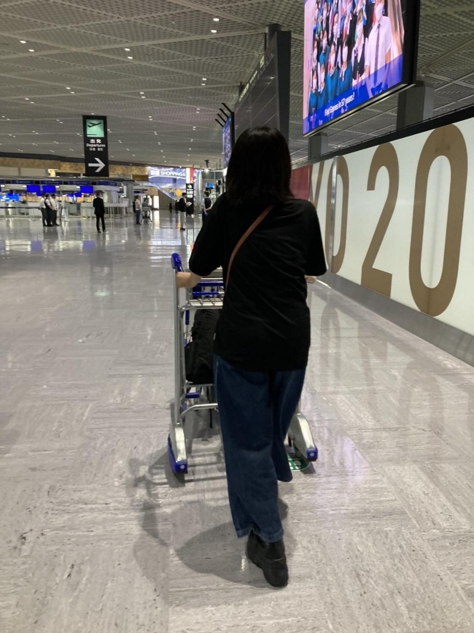韓国留学に向かう空港の女性