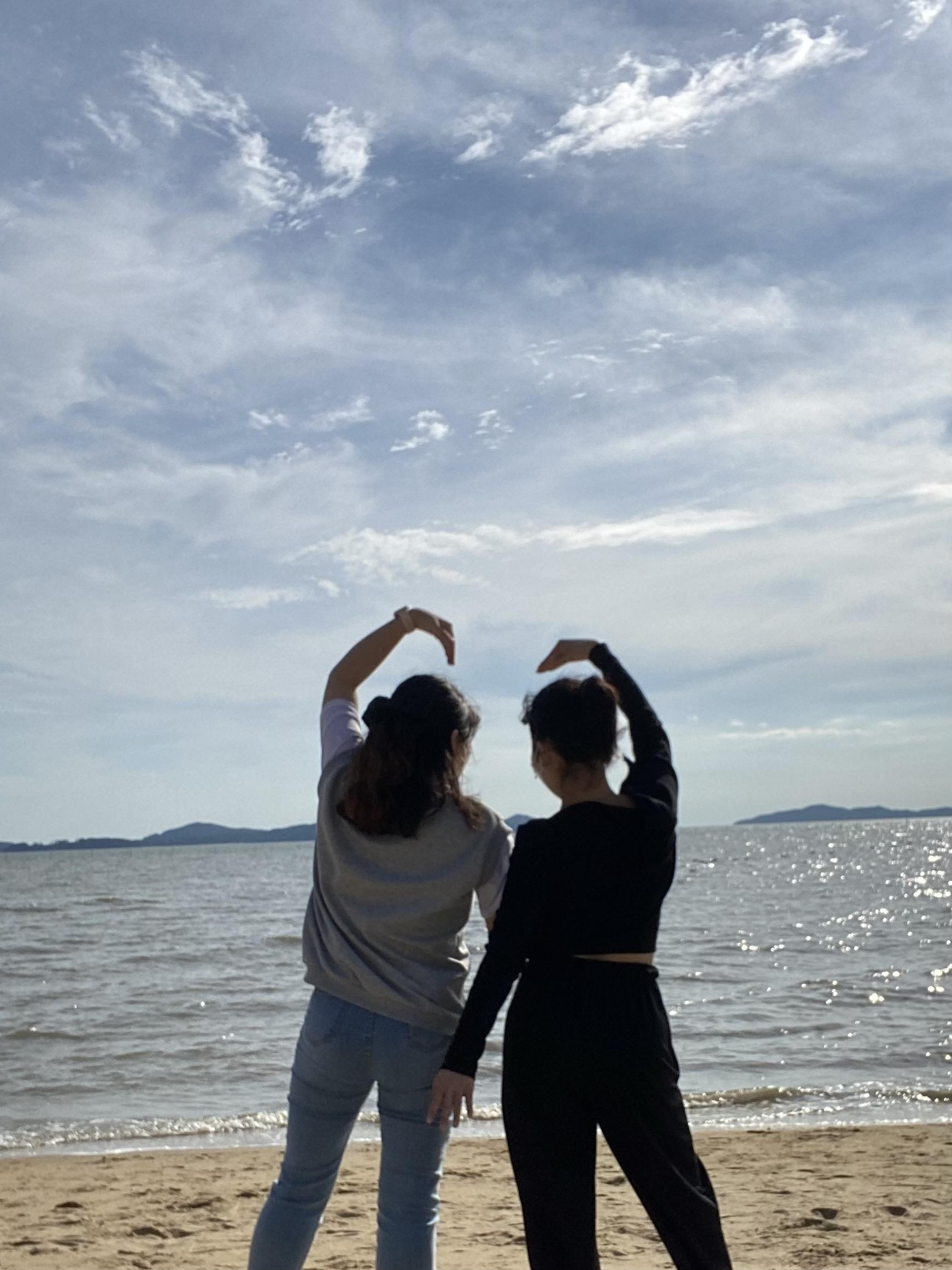 韓国人の友人と仁川の海で撮影した写真